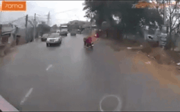 CLIP: Lảo đảo trước mũi ô tô, nữ "ninja" khiến tài xế thót tim, dân mạng chỉ ra sai lầm ngay từ đầu