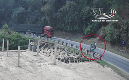 CLIP: Xe đầu kéo lao thẳng vào xe máy chở 2 thanh niên, cú đâm kinh hoàng khiến tất cả sững sờ