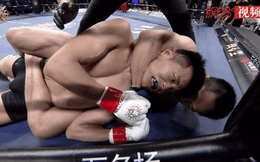 Võ sĩ MMA Trung Quốc tưởng ngất vì đòn siết cổ bỗng phản công ngoạn mục đến khó tin