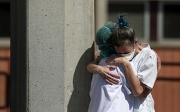 Bloomberg: Bệnh viện quá tải vì Covid-19, bác sĩ Tây Ban Nha buộc phải chọn cho bệnh nhân nào chết