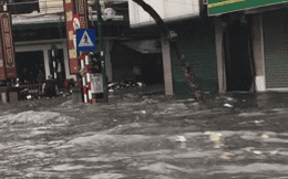 Ảnh và clip: Nhiều tuyến phố Hà Nội rơi vào tình trạng ngập sau trận mưa lớn lúc 2 giờ chiều