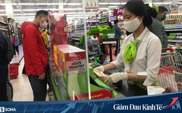 Sợ Covid-19 lây lan, siêu thị lớn tại Hà Nội dựng vách ngăn, dán miếng giữ khoảng cách