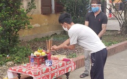 Cha qua đời, nam thanh niên lập bàn thờ chịu tang trong khu cách ly ở Nghệ An