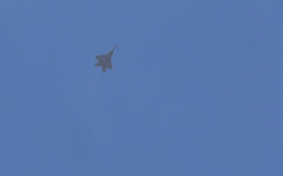 Những pha nhào lộn khó tin của siêu tiêm kích F-22 Raptor