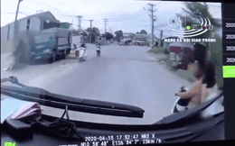 Cặp đôi đi xe máy ngang nhiên chọc tức xe tải, cô vợ còn có hành động khiến tất cả bức xúc