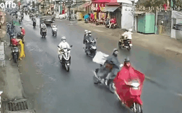 CLIP: Xe máy đột ngột "xòe" giữa đường kéo theo 5 xe khác cùng ngã, phản ứng của thanh niên áo đỏ khiến tất cả kinh ngạc
