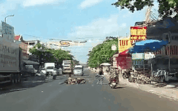 CLIP: Bất ngờ "xòe" giữa đường, thanh niên nhỏm dậy ngay và pha né xe tránh tai nạn liên tiếp