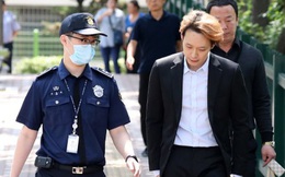 Vừa rục rịch trở lại showbiz, Yoochun tiếp tục phải hầu tòa