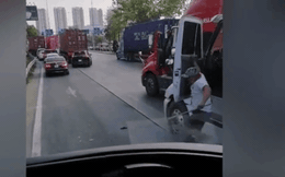 2 tài xế xe container "dằn mặt" nhau giữa đường, tài xế bị dọa đánh bằng tuýp sắt phản công nguy hiểm