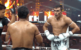 Trót dại thách thức “Vua” Saenchai, võ sĩ Muay Thái dính đòn lên gối túi bụi rồi gục ngã
