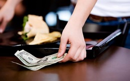 Đến nhà hàng dùng bữa, cô gái bo ông chủ 10 đô song nếu biết hành vi trước đó, ai cũng sốc