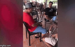 Người đàn ông nổi đoá vì bị bạn giấu xe máy, nhưng địa điểm giấu mới thực sự khiến tất cả "cạn lời"