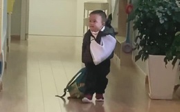 Một tay băng bó, một tay vẫn hăng hái xách balo đến trường, cậu bé khiến cư dân mạng vừa buồn cười vừa thương