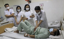 Bác sĩ giật mình vì 20 con giun bám lúc nhúc trên thành ruột bệnh nhân hút máu