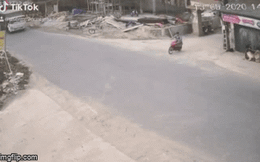 Clip: Lao ra đường không quan sát, người đàn ông gặp tai nạn kinh hoàng, xe máy ghim chặt vào gầm xe tải