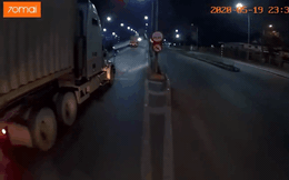 CLIP: Sắp chạy lên cầu, xe container bất ngờ gặp "biến" giữa đêm và cú phanh quyết định tất cả