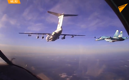 Cận cảnh tiêm kích Su-34 tiếp nhiên liệu trên độ cao 6000m