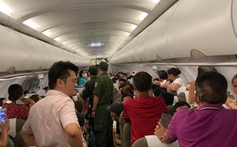 Nam hành khách phải rời máy bay vì lăng mạ tiếp viên, khách xung quanh do tranh giành chỗ