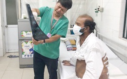 Không tiền, mắc bệnh khi đang đại dịch, bệnh nhân nước ngoài cảm ơn sự chăm sóc y tế tuyệt vời ở Việt Nam