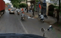 CLIP: Lái ô tô lấn làn, nữ tài xế đâm ông cụ đi xe đạp điện ngã xuống đường, nằm bất động