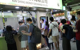 SCMP: Mỹ tước quy chế đặc biệt, dân Hồng Kông ồ ạt đổi USD, cửa hàng "đuổi khách" vì cạn tiền