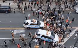 Cảnh sát lao xe vào đám đông biểu tình, Thị trưởng New York: "Tôi ước họ không làm vậy"