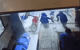CLIP: Xịt hơi cay xối xả vào ông chủ tiệm vàng, 2 tên cướp bị người vợ xông ra bắt và diễn biến bất ngờ sau đó