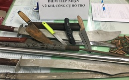 Người dân đến trụ sở Công an phường TP HCM nộp 1 khẩu súng K59, 36 viên đạn cùng nhiều hung khí