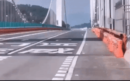 Cầu treo "made in China" khiến người dùng đứng tim mỗi khi có gió lớn