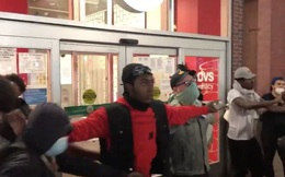 Người biểu tình dựng 'hàng rào sống' ngăn nhóm cướp phá xông vào cửa hàng