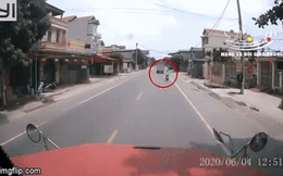 Xe máy va chạm với ô tô tải, tài xế liền hạ kính, hét lớn thông báo: Có camera "bóc" nguyên nhân