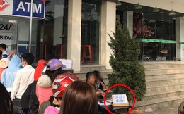 Góc cơ hội: Người đàn ông kê bàn mở dịch vụ 'rút tiền nhanh' ngay cạnh cây ATM đang có hàng chục người chen chúc ngày giáp Tết