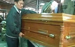 Muôn kiểu thưởng Tết độc lạ của các công ty Trung Quốc: 'Núi' tiền 990 tỷ, vàng miếng, cần tây và cả... quan tài!