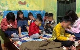 Hình ảnh hàng chục đứa trẻ ngồi túm tụm trên giường, yên lặng dán mắt vào smartphone khi đi chúc Tết khiến nhiều người giật mình