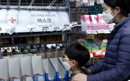 Hàn Quốc phát hiện 4 ca nhiễm virus corona, người dân đổ xô đi mua khẩu trang và nước rửa tay khiến doanh số bán ra tăng đến 7000%