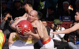 Mãn nhãn với trai làng tranh cướp nhau quả cầu nặng gần 20kg ở Hà Nội