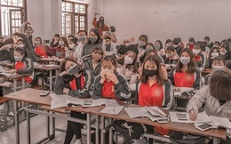 Sinh viên 1 trường Đại học ở Hà Nội quyết tâm trang bị từ khẩu trang đến áo mưa đi học để phòng chống dịch bệnh
