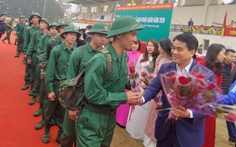 Chủ tịch UBND TP Hà Nội Nguyễn Đức Chung động viên các tân binh lên đường nhập ngũ