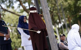 Hình phạt hà khắc trên hòn đảo ở Indonesia, công khai đánh roi nếu ngoại tình hoặc nắm tay âu yếm, quan hệ tình dục trước hôn nhân