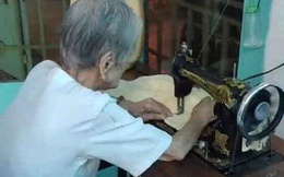 Cảm động hình ảnh bà cụ dù đã 95 tuổi ngồi miệt mài may khẩu trang vải giúp mọi người chống dịch Covid-19