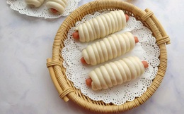 Khỏi lo sáng mai ăn gì với món bánh bao cuộn xúc xích ngon miễn chê