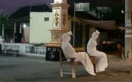 Phải cách ly để tránh Covid-19, ngôi làng cử 2 "thây ma" ngồi gác ở cổng làng khiến người qua đường xanh mặt, nhưng ẩn ý sâu xa khiến ai cũng nể