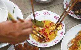 Về ra mắt cô gái xin bát nước chấm riêng liền bị cả nhà người yêu dè bỉu, còn bạn trai thì mắng xơi xơi: "Bỏ ngay tính tiểu thư đi"