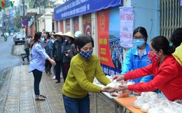 Phường Phúc Xá, Hà Nội: Những suất ăn miễn phí hỗ trợ người dân lao động gặp khó khăn