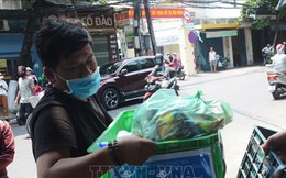 Dịch COVID-19: Những suất ăn gắn kết tình người