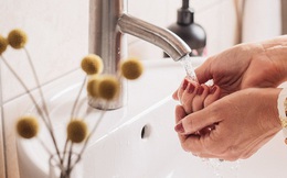 Rửa tay trong mùa dịch Covid-19: 7 cách giữ da tay luôn mịn màng và khỏe đẹp, là phụ nữ lại càng nên học hỏi