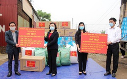 Lãnh đạo Thành ủy Hà Nội kiểm tra tình hình phong tỏa thôn Hạ Lôi, tặng quà 450 hộ dân