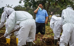 Sợ lây bệnh, dân làng Indonesia không cho chôn cất nữ y tá qua đời vì nhiễm Covid-19