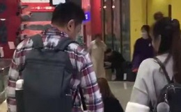 Bố mẹ dành thời gian dẫn con đi chơi trung tâm thương mại nhưng nhìn cảnh tượng ai cũng xì xào