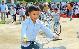 Nghệ An: Trao tặng 275 xe đạp cho học sinh nghèo vượt khó